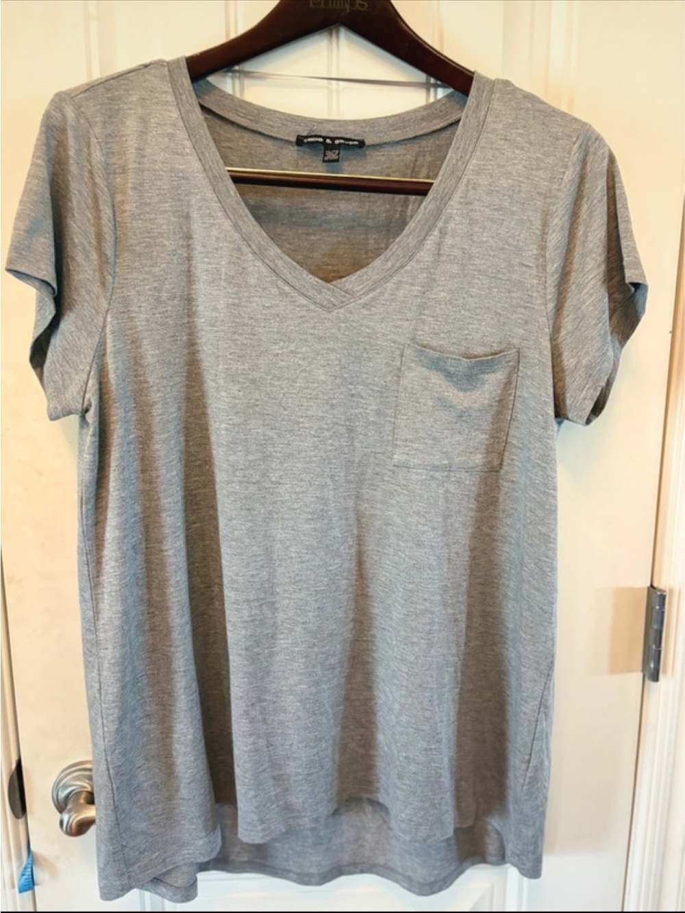Cable & Gauge Heather Gray V-Neck Pocket Tee